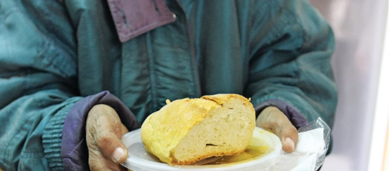 Στην ουρά οι πολίτες της Ισπανίας για ένα πιάτο φαΐ - Στα «τάρταρα» η οικονομία λόγω lockdown